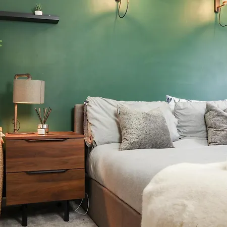 Apartment Beautiful 2 Bed Centre - Free Private Parking - Long Rates Available *