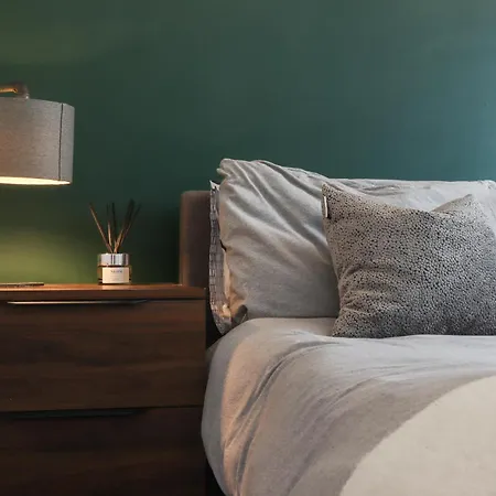 Beautiful 2 Bed Centre - Free Private Parking - Long Rates Available *