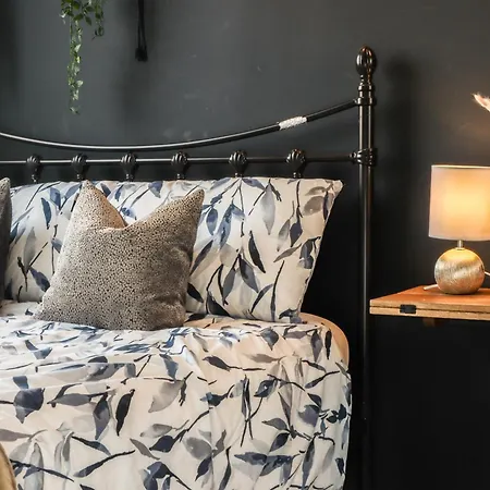 Beautiful 2 Bed Centre - Free Private Parking - Long Rates Available * Leeds (West Yorkshire)