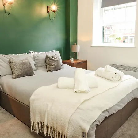 Beautiful 2 Bed Centre - Free Private Parking - Long Rates Available *