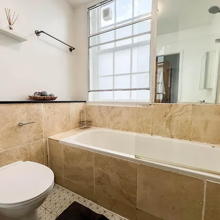 Beautiful 2 Bed Centre - Free Private Parking - Long Rates Available