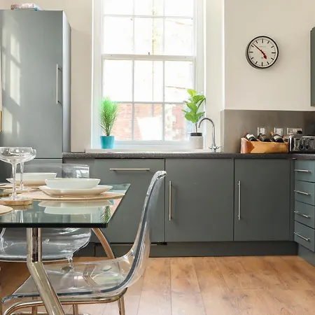 Apartment Beautiful 2 Bed Centre - Free Private Parking - Long Rates Available