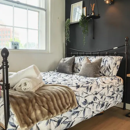 Apartment Beautiful 2 Bed Centre - Free Private Parking - Long Rates Available *