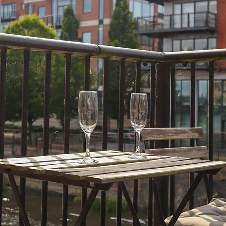 Beautiful 2 Bed Centre - Free Private Parking - Long Rates Available *