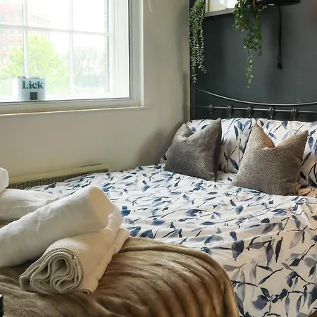 Beautiful 2 Bed Centre - Free Private Parking - Long Rates Available *