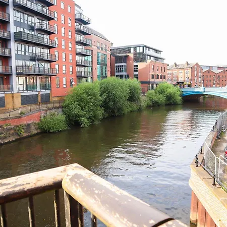 Beautiful 2 Bed Centre - Free Private Parking - Long Rates Available شقة