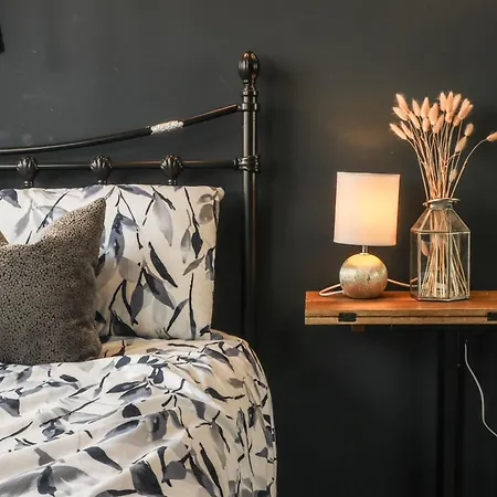 Beautiful 2 Bed Centre - Free Private Parking - Long Rates Available شقة