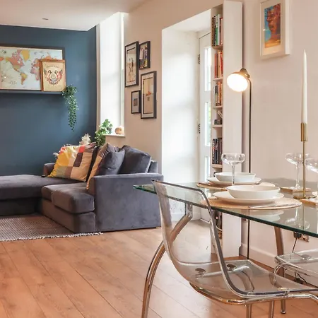 Beautiful 2 Bed Centre - Free Private Parking - Long Rates Available شقة *