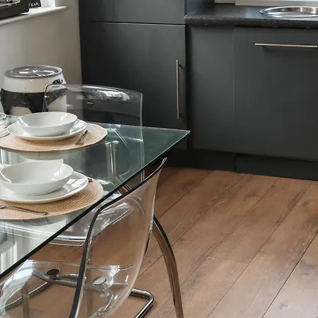 Beautiful 2 Bed Centre - Free Private Parking - Long Rates Available * ليدز