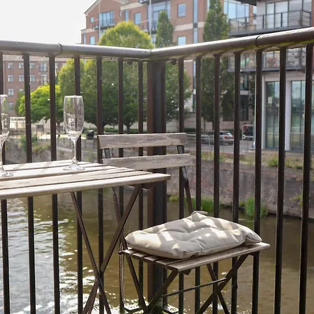 Beautiful 2 Bed Centre - Free Private Parking - Long Rates Available شقة
