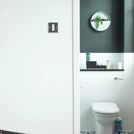 Beautiful 2 Bed Centre - Free Private Parking - Long Rates Available شقة *