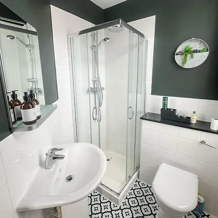 شقة Beautiful 2 Bed Centre - Free Private Parking - Long Rates Available