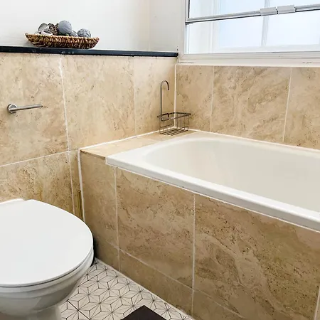 Beautiful 2 Bed Centre - Free Private Parking - Long Rates Available شقة ليدز