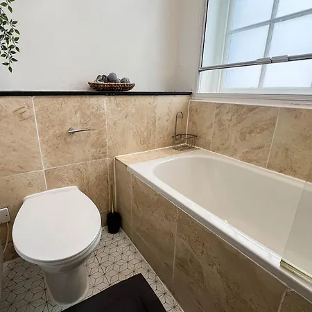 Beautiful 2 Bed Centre - Free Private Parking - Long Rates Available * ليدز